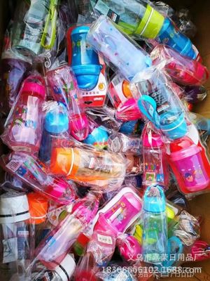 2017爆款地?cái)偺毡?摔不破、帶錄音廣告，5元模式引爆日用品批發(fā)市場(chǎng)